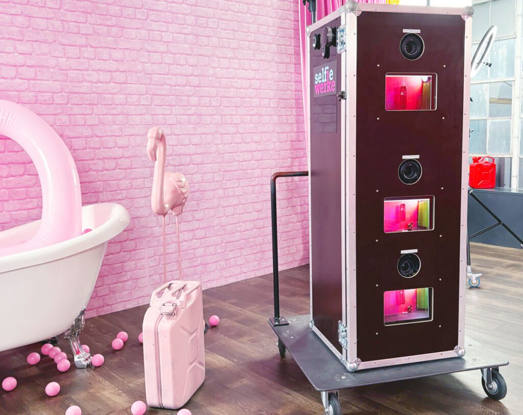Selfie Fotowagen vor einer rosa Ziegelwand mit einer Badewanne im Selfiestudio