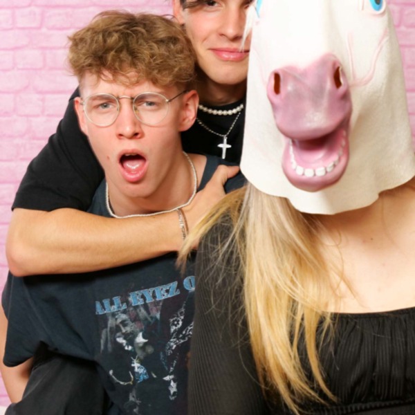 Fröhliche Jungs vor einer rosa Ziegelwand im Selfiestudio