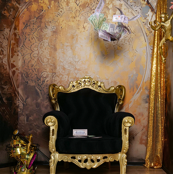 Selfie-Studio Setting mit goldener Wand und goldenem Sessel